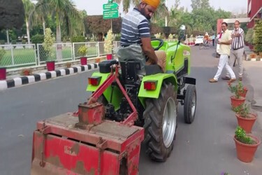  हरियाणा के राज्यपाल बंडारू दत्तात्रेय ने इलेक्ट्रिक ट्रैक्टर विकसित किए जाने पर ट्वीट कर एचएयू के वैज्ञानिकों को बधाई दी है. यह अनुसंधान उपलब्धि कृषि मशीनरी और फार्म इंजीनियरिंग विभाग के वैज्ञानिक एवं वर्तमान निदेशक, उत्तरी क्षेत्र कृषि मशीनरी परीक्षण एवं प्रशिक्षण संस्थान, हिसार डॉ. मुकेश जैन के मार्गदर्शन में प्राप्त की गई है.