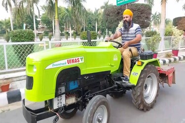  एचएयू के वैज्ञानिक और वर्तमान में कृषि यंत्र प्रशिक्षण एवं परीक्षण संस्थान के डायरेक्टर पद पर कार्यरत डॉ. मुकेश जैन ने जानकारी देते हुए बताया की विश्वविद्यालय के कृषि इंजीनियरिंग और प्रौद्योगिकी कॉलेज ने इस ई-ट्रैक्टर को तैयार किया है. ट्रैक्टर 16.2 किलोवाट की बैटरी से चलता है और डीजल ट्रैक्टर की तुलना में इसकी संचालन लागत बहुत कम है.