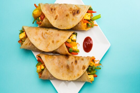 वेज स्प्रिंग रोल रेसिपी (Veg Spring Rolls Recipe). Image - Shutterstock.com