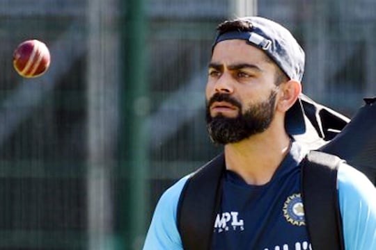 IND vs NZ: विराट कोहली न्यूजीलैंड के खिलाफ टी20 के अलावा टेस्ट सीरीज भी नहीं खेल सकते हैं. उनकी गैरमौजूदगी में रोहित शर्मा टीम की कमान संभाल सकते हैं.  (AFP)
