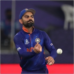 टीम इंडिया के कप्तान विराट कोहली निस्संदेह दुनिया में सबसे अधिक भुगतान पाने वाले क्रिकेटरों में से एक हैं. वह फोर्ब्स की 2020 में शीर्ष 100 सबसे अमीर एथलीटों की लिस्ट में शामिल होने वाले एकमात्र भारतीय खिलाड़ी हैं. कोहली ने बीसीसीआई के साथ ए+ अनुबंध पर हस्ताक्षर किए हैं और सालाना सात करोड़ कमाते हैं. कोहली सबसे अधिक भुगतान पाने वाले आईपीएल क्रिकेटर भी हैं, क्योंकि उन्हें हर साल 17 करोड़ मिलते हैं. स्टार बल्लेबाज कई नामी ब्रांड्स का चेहरा भी हैं, लेकिन आपको जानकर हैरानी होगी कि कोहली अभी भी सबसे ज्यादा कमाई करने वाले क्रिकेटर नहीं हैं, क्योंकि कम से कम पांच क्रिकेटर ऐसे हैं, जिन्हें विराट कोहली से ज्यादा सैलरी मिलती है. (PIC: AP)