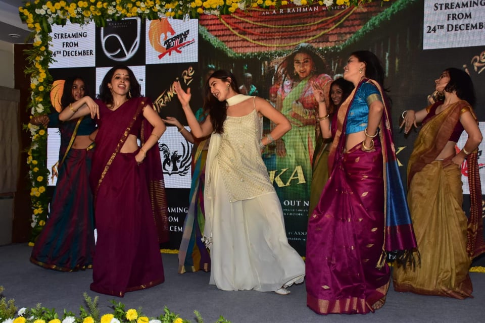  आनंद एल राय के निर्देशन में बनी फिल्म 'अतरंगी रे' के पहले गाने चकाचक में सारा एक साड़ी में थिरकती हुईं कमाल की लग रही हैं. (फोटो साभारः Viral Bhayani)