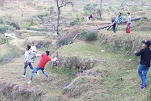 अल्मोड़ा के पाटिया गांव में खेला जाता है पाषाण युद्ध, देवीधुरा की तर्ज पर होती है 'बग्वाल'