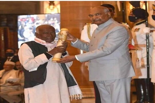 छपरा के रामचंद्र मांझी को पद्मश्री पुरस्कार देते राष्ट्रपति