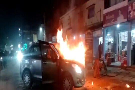 बिहार के मोतिहारी में जलती हुई कार