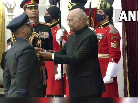 राष्ट्रपति कोविंद ने सोमवार को अभिनंदन वर्धमान को वीर चक्र से नवाजा. (फोटो: ANI/Twitter)