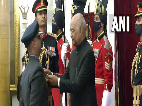 राष्‍ट्रपति रामनाथ कोविंद ने अभिनंदन वर्धमान को वीर चक्र से सम्‍मानित किया.
