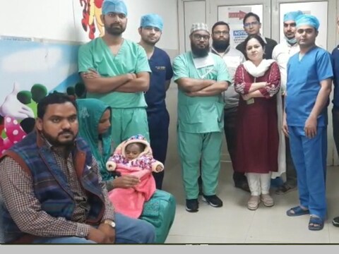 Aligarh News: अलीगढ़ मुस्लिम यूनिवर्सिटी स्थित जेएनएमसी के कार्डियो थोरासिक सर्जरी विभाग के डॉक्टरों ने 5 महीने के एक बच्चे के दिल और फेफड़े को 110 मिनट तक रोक सफल ऑपरेशन किया. 