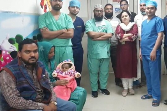 Aligarh News: अलीगढ़ मुस्लिम यूनिवर्सिटी स्थित जेएनएमसी के कार्डियो थोरासिक सर्जरी विभाग के डॉक्टरों ने 5 महीने के एक बच्चे के दिल और फेफड़े को 110 मिनट तक रोक सफल ऑपरेशन किया. 