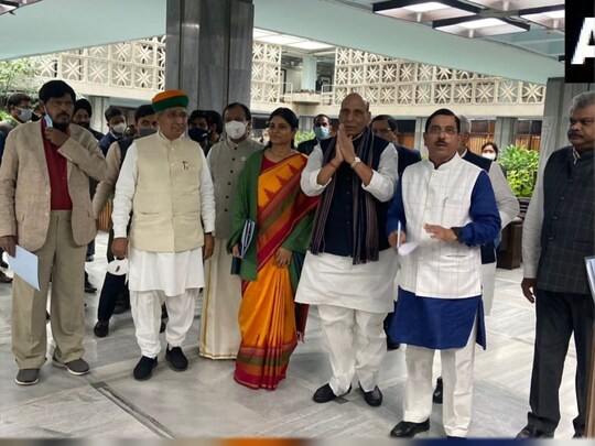 संसद के सोमवार से शुरू हो रहे शीतकालीन सत्र के दौरान सरकार करीब 30 विधेयक पेश करने जा रही है. (फोटो: ANI/Twitter)