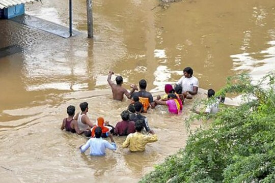 बाढ़ की वजह से कडप्पा जिले के गांवों में कई घर मलबे में तब्दील हो गए हैं. (सांकेतिक तस्वीर)
