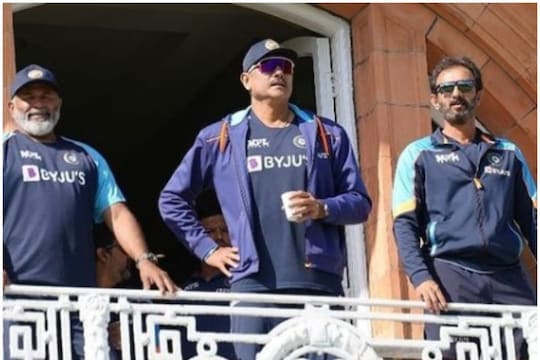 भारतीय क्रिकेट टीम के गेंदबाजी कोच भरत अरुण (Bharat Arun) ने रविवार को बताया कि किस वजह से टीम इंडिया टी20 विश्व कप के पहले 2 मैच हारी थी. (Team India instagram)