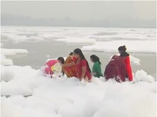 दिल्ली: छठ पर यमुना का बुरा हाल, जहरीले झाग के बीच श्रद्धालुओं ने किया स्नान