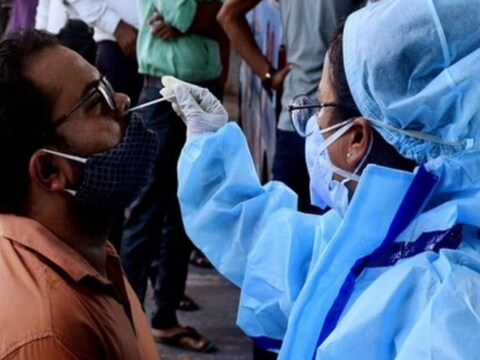 दिल्‍ली में कोरोना संक्रमण के दैन‍िक मामलों में तेजी से इजाफा हो रहा है. (File Photo)