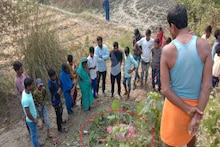 गुलाबी फ्रॉक पहनी थी, रंग गोरा, हाथों में मेहंदी, लहठी भरी कलाई पर चेहरे पर तेजाब का जख्म- कौन है वह महिला?