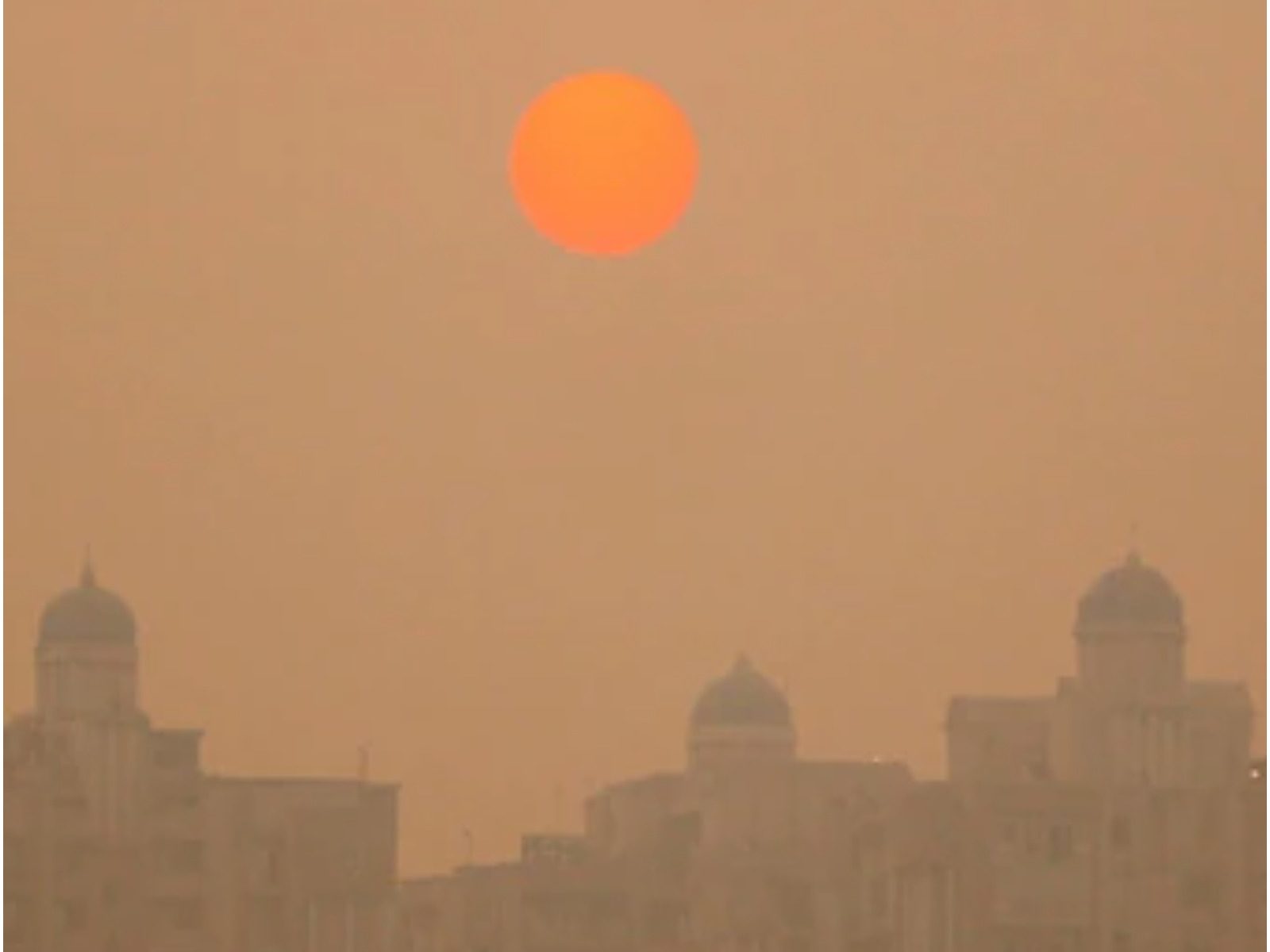 दिल्ली का वायु प्रदूषण दिवाली के दिन, गुरुवार को बढ़कर 20 प्रतिशत हो गया, शाम के वक्त AQI 363 दर्ज किया गया.