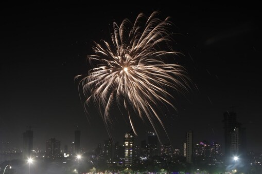 दिल्ली में पटाखे जलाने (Cracker Ban) पर सरकार द्वारा लगाए गए प्रतिबंध के बावजूद दिवाली पर लोगों ने जमकर आतिशबाजी की.  (AP फोटो)