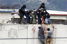 इक्वाडोर: जेल में ड्रग्स कार्टेल के बीच छिड़ा गैंगवार, 68 कैदियों की मौत