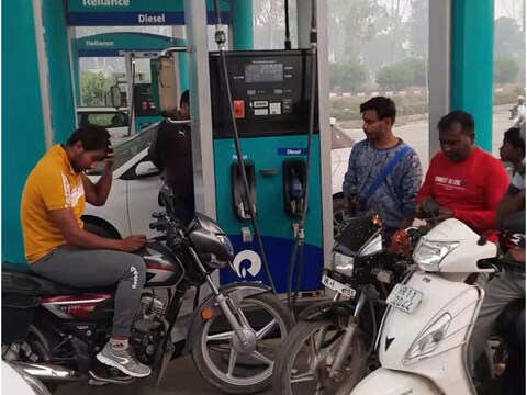 हरियाणा में पेट्रोल और डीजल की कीमतों में 12 रुपये प्रति लीटर तक की कमी हुई है. 