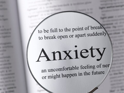 एंग्जाइटी (Anxiety) किसी समस्या का समाधान नहीं, बल्कि ये आपकी परेशानी बढ़ा सकती है. (Image- Canva)