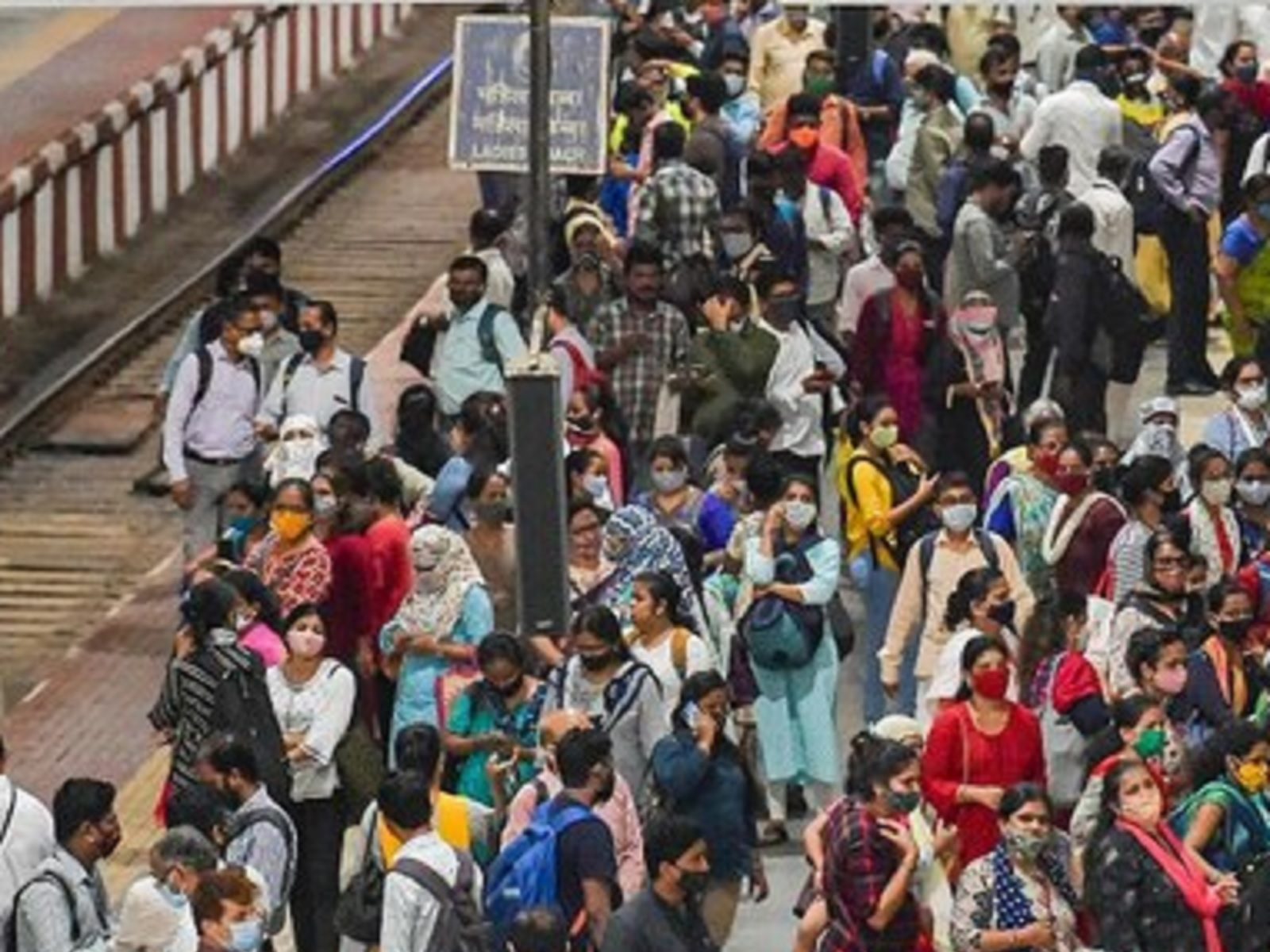मुंबई के रेलवे स्टेशन पर यात्रियों की भीड़. (सांकेतिक तस्वीर)