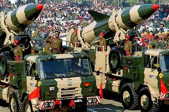 नई रिपोर्ट में खुलासा हुआ है भारत से ज्यादा परमाणु हथियार चीन और पाकिस्तान के पास हैं. (सांकेतिक तस्वीर-मनी कंट्रोल)