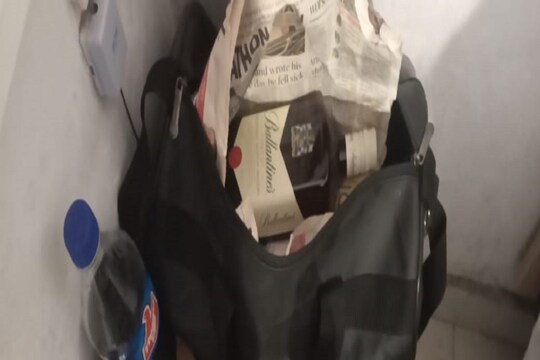 oyo-hotel-raid-manager-staff-arrested-along-with-bank-clerk -drinking-alcohol-with-girlfriend-brvj - OYO होटल में रेड, गर्लफ्रेंड के साथ मौजूद बैंक क्लर्क के सामने रखी थी शराब भरी गिलास ...