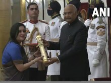 सुषमा स्वराज मरणोपरांत पद्म विभूषण से सम्मानित की गईं, बेटी ने लिया अवार्ड