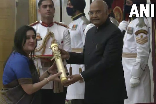 पूर्व विदेश मंत्री सुषमा स्वराज की बेटी बांसुरी स्वराज ने राष्ट्रपति रामनाथ कोविंद के हाथों पुरस्कार ग्रहण किया. (ANI)