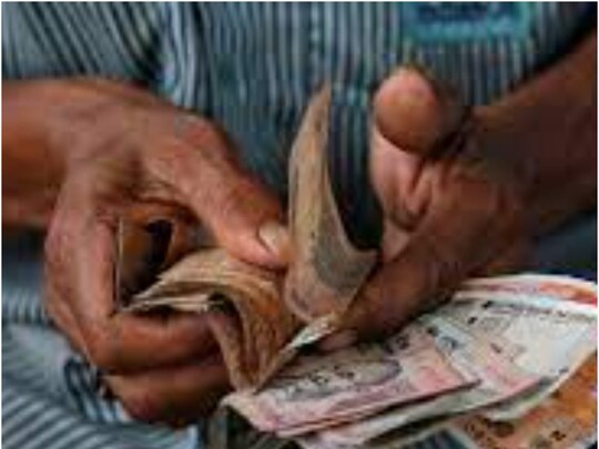 EPFO: पेंशनधारकों (Pensioners) को एक यूनिक नंबर जारी किया जाता है, जिसकी मदद से वे रिटायरमेंट के बाद पेंशन प्राप्त करते हैं. इस नंबर को पेंशन पेमेंट ऑर्डर (PPO) कहा जाता है. किसी भी कंपनी से रिटायर होने वाले शख्स को कर्मचारी भविष्य निधि संगठन (EPFO) की तरफ से यह नंबर को जारी किया जाता है. 
