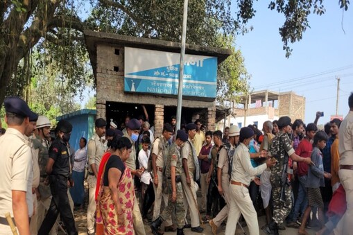 Rintu singh murder angry mob attacked on police station and ransacked and  torched nodmk8 - पूर्णिया: पूर्व जिप सदस्य रिंटू सिंह की हत्या से भड़की  भीड़ ने थाने पर बोला हमला, की