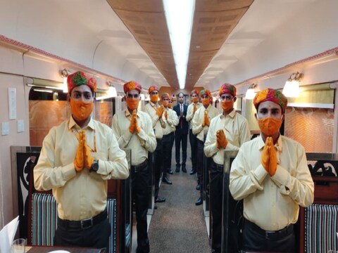 ujjain. रामायण सर्किट ट्रेन के सर्विस स्टाफ की ड्रेस पर उज्जैन के संतों को एतराज था