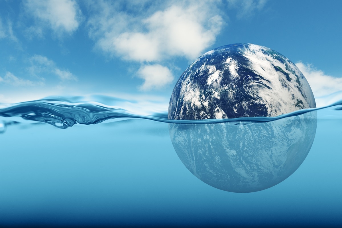 जलवायु परिवर्तन (Climate Change) पर होने वाले अध्ययनों में सौटेलाइट (Satellite) से किए अवलोकनों की भी बड़ी भूमिका है. चाहे अंटार्कटिका या आर्कटिक के ऊपर ओजोन परत का छेद हो या बर्फ पिघलने का प्रभाव, या फिर दुनिया में कम होते जंगलों के क्षेत्रफल की जानकारी हो. सैटेलाइट अवलोकनों से ऐसी जानकारियां उपलब्ध कराई हैं जो किसी दूसरे साधन से मिलना असंभव ही है. अब सैटेलाइट एक और तरह के अवलोकन में हमारी मदद करेंगे. जलवायु परिवर्तन के कारण बढ़ रहे समुद्र की सतह के जलस्तर (Rising Sea Levels) पर नजर रखने का काम नासा (NASA) और फ्रांस की स्पेस एजेंसी का संयुक्त अभियान करेगा. (प्रतीकात्मक तस्वीर: shutterstock)