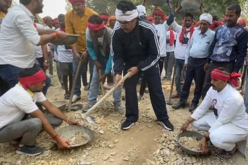 Police registered FIR against Gauriganj SP MLA Rakesh Pratap Singh nodelsp  - SP के ये विधायक JCB और गिट्टी लेकर पहुंचे सड़क बनाने, पुलिस ने लिखा MLA  समेत 100 पर मुकदमा – News18 हिंदी