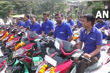 दिवाली पर कंपनी ने दिखाई दरियादिली, कर्मचारियों को दिए इलेक्ट्रिक स्कूटर