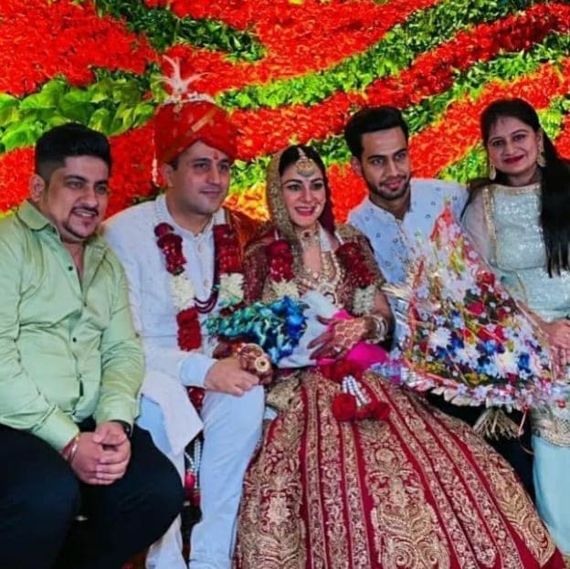  श्रद्धा आर्या ने परिवार और कुछ करीबी दोस्तों की मौजूदगी में दिल्ली में शादी की. शशांक व्यास, अंजुम फैख और अन्य टीवी इंडस्ट्री से जुड़े उनके दोस्तों ने शादी में शिरकत की. (फोटो साभारः Instagram @dheeraj_shraddha12/ssarya12.x/starsofindia_)
