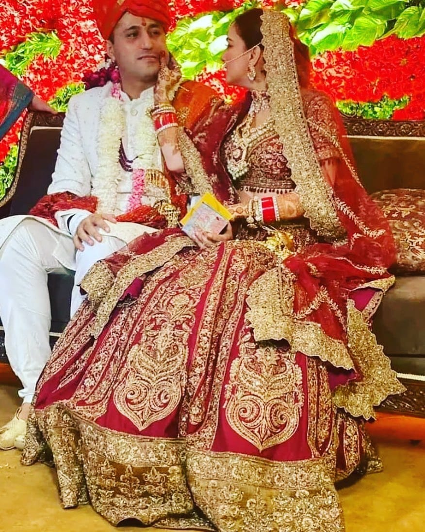  श्रद्धा आर्या और राहुल शर्मा स्टेज पर लगे सोफे पर बैठे फोटो के लिए पोज दे रहे थे, तभी श्रद्धा प्यार से पति के गाल खींचते हुए दिखाई दीं. (फोटो साभारः Instagram @dheeraj_shraddha12/ssarya12.x/starsofindia_)