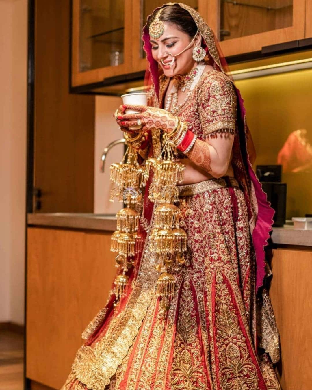  श्रद्धा ने शादी के लिए रीगल रेड कलर लहंगा पहना था. उन्होंने इन तस्वीरों को शेयर करते हुए 'जस्ट मैरिड' लिखा. साथ ही दिल वाले इमोजी के साथ हैशटैग श्रद्धा आर्या नागल लिखा. (फोटो साभारः Instagram @theeventdesignerindia)