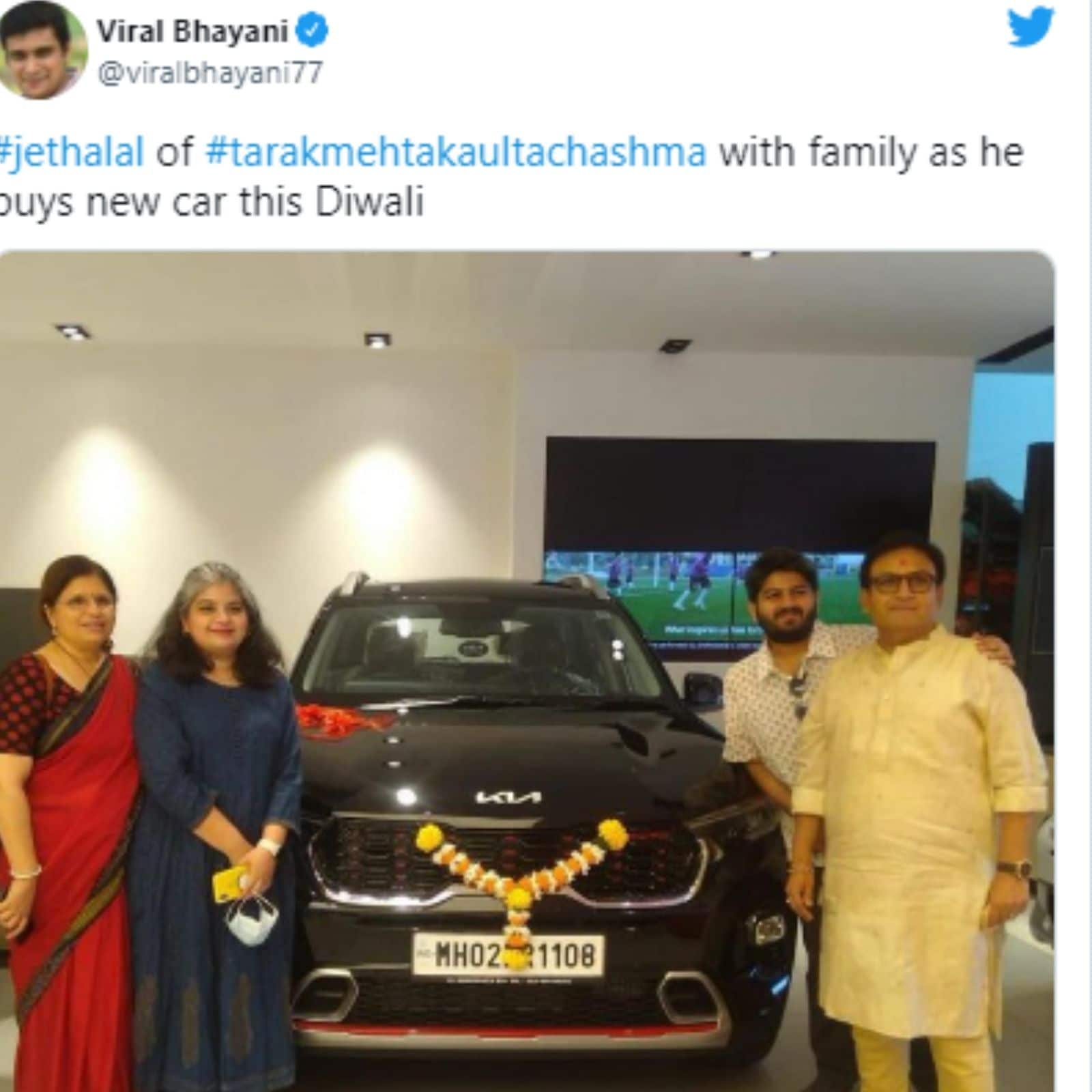 'तारक मेहता का उल्टा चश्मा (Taarak Mehta Ka Ooltah Chashmah)' टीवी का वो शो है, जिसके हर किरदार का चर्चा होती है. दयाबेन से लेकर नट्टू काका और जेठालाल से लेकर चंपक लाल तक हर किरदार के बारे में बातें फैंस अक्सर अपने घरों में करते हैं. 'जेठालाल (Jethalal)' के किरदार को लोग काफी पसंद करते हैं. इस किरदार को दिलीप जोशी (Dilip Joshi) पिछले 13 सालों से निभा रहे हैं. दिलीप तिवारी ने इस दिवाली को बेहद यादगार और खास बना लिया. उन्होंने दिवाली के खास मौके पर एक लग्जरी कार खरीदी है, जिसकी तस्वीरें अब सोशल मीडिया (Social Media) पर वायरल हो रही है. तारक मेहता का उल्टा चश्मा (Taarak Mehta Ka Ooltah Chashmah) में दिलीप जोशी (Dilip Joshi)'जेठालाल (Jethalal)' जेठालाल के कैरेक्टर को शो में काफी पसंद किया जा रहा है. दिलीप जोशी इस दिवाली ने अपने घर में नई कार का जोरदार स्वागत किया है. मशहूर पैपराजी विरल भयानी ने दिलीप जोशी की फैमिली के साथ एक तस्वीर शेयर की है. तस्वीर में वह कार के साथ दिखाई दे रहे हैं. इस तस्वीर को देखने के बाद जेठालाल से फैंस कह रहे हैं कि ये उन्होंने बबीता जी के लिए खरीदी है. एक यूजर ने लिखा- कुछ दिनों में बबीता को जी जेठालाल ये गिफ्ट कर देंगे. एक अन्य ने लिखा-बधाई हो जेठालाल . एक अन्य ने लिखा- गोकुलधाम सोसाइटी में भी दिखेगी क्या? दिलीप जोशी ने ब्लैक कलर की चमचमाती Kia Sonet subcompact SUV कार खरीदी है, जिसकी कीमत 12.29 लाख रुपये है. Kia सॉनेट कार की बात करें तो यह अपने सेगमेंट की सबसे ज्यादा पसंद की जाने वाली कारों में से एक है. इस कार का मॉडल अपने स्पोर्टी डिजाइन समेत कई शानदार फीचर्स के लिए भी जाना जाता है. Kia सॉनेट अपने सेगमेंट में बेहद पॉपुलर है और सेल्टोस के बाद किआ इंडिया का दूसरा सबसे अधिक बिकने वाला मॉडल है. मॉडल अपने स्पोर्टी डिजाइन, फीचर्स की एक लंबी लिस्ट और फास्ट पेट्रोल और डीजल इंजन के साथ आता है. सबकॉम्पैक्ट एसयूवी 1.2-लीटर नैचुरली-एस्पिरेटेड पेट्रोल, 1.0-लीटर टर्बो पेट्रोल और 1.5-लीटर डीजल इंजन ऑप्शन्स से पावर लेती करती है. एक्टर ने दिवाली के मौके पर डीलरशिप पर परिवार के साथ अपनी नई कार की डिलीवरी ली.