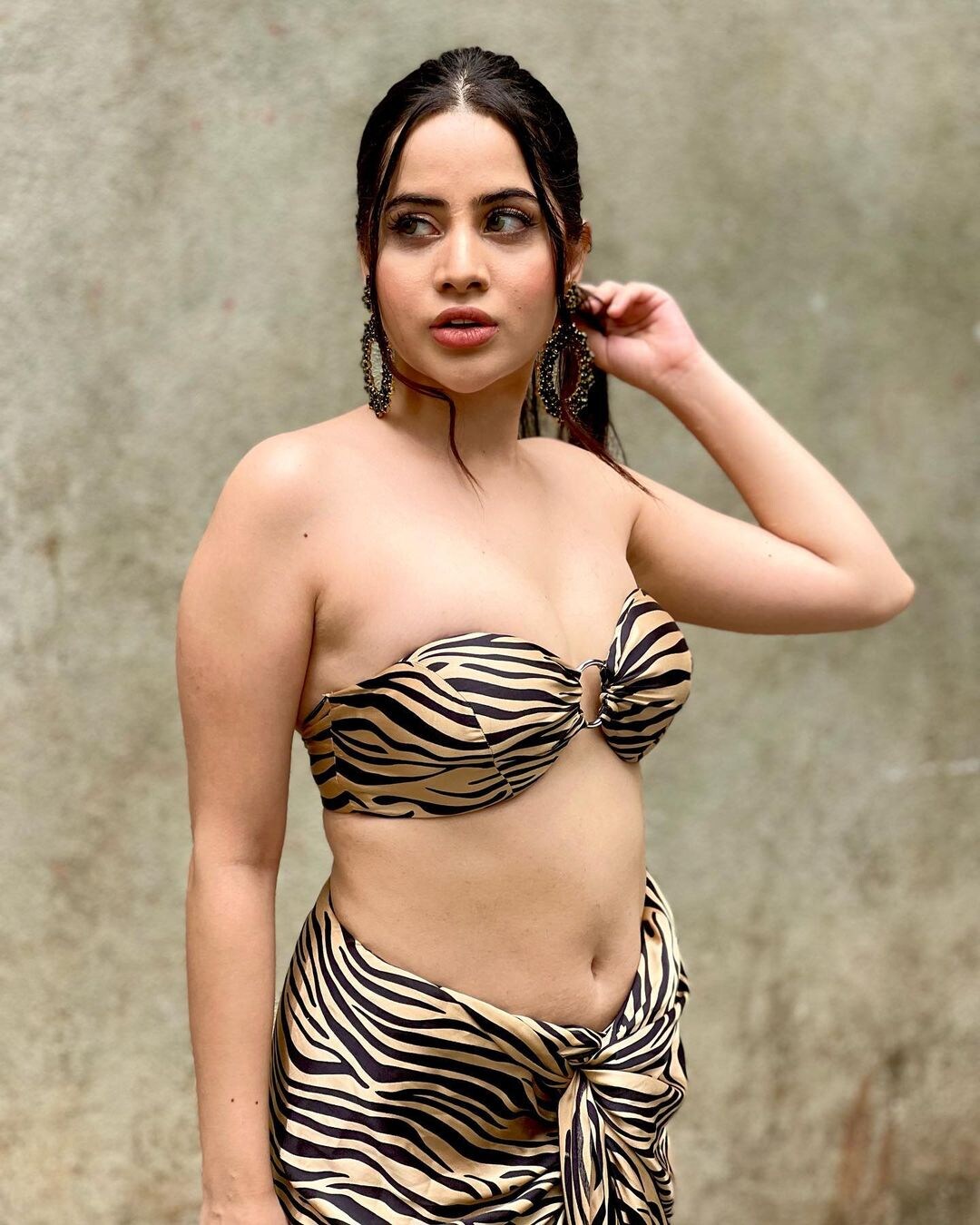  उर्फी जावेद 