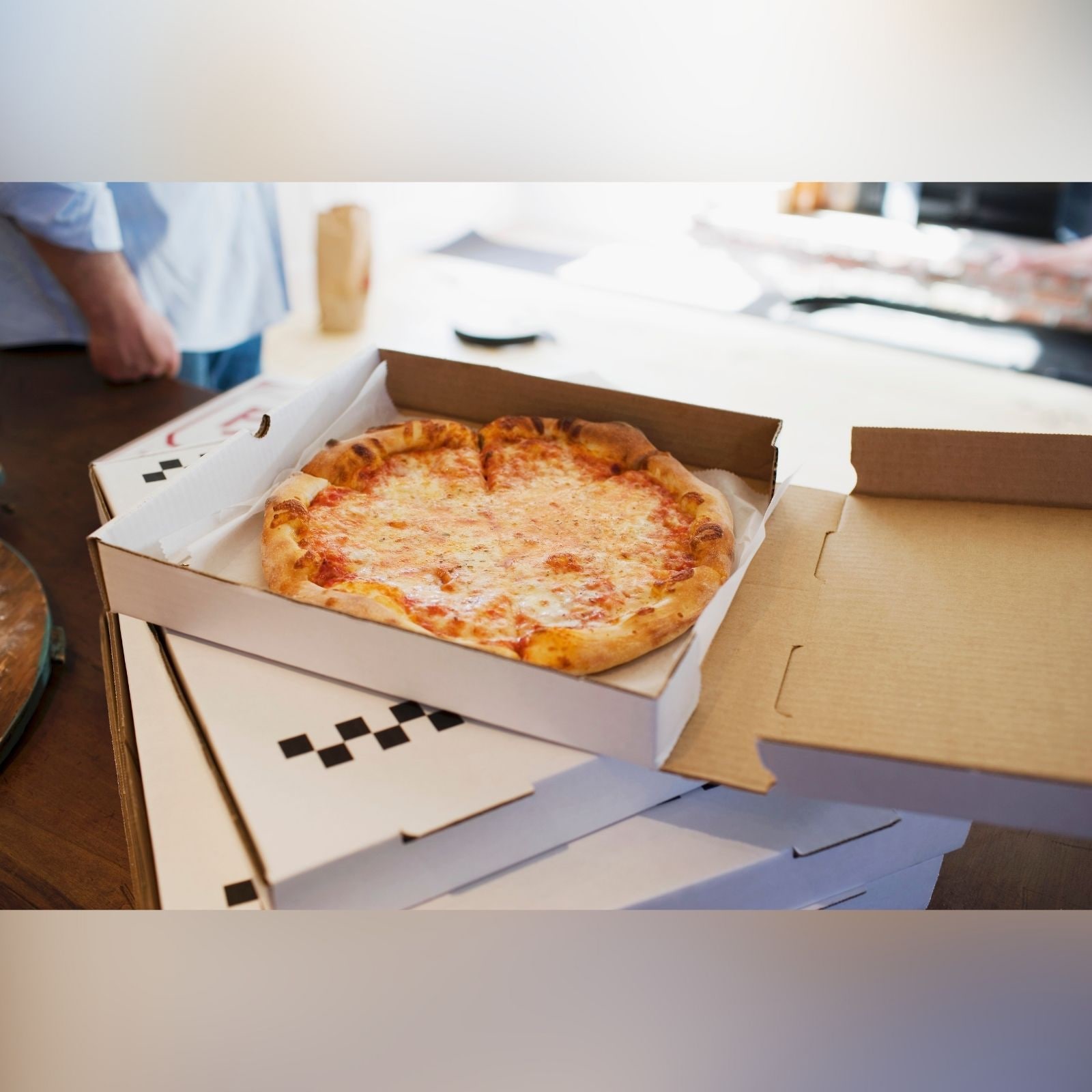 चौकोर डिब्बे में ही क्यों मिलता है गोल पिज्जा? कट्टर फास्ट फूड