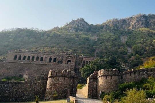 भानगढ़ किले को भारत का सबसे खौफनाक किला माना जाता है. (Twitter/@ambujnanda29)