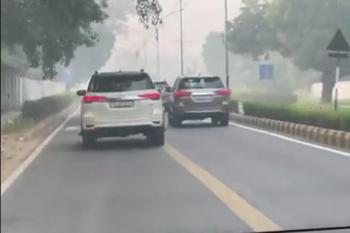  दिल्‍ली से नौशेरा रवाना होने के दौरान पीएम मोदी की कारों का काफिला सड़कों पर बिलकुल आम लोगों के जैसे ही निकला. उनके काफिले में कोई अधिक सुरक्षा व्‍यवस्‍था नहीं थी. (Pic- ANI)
