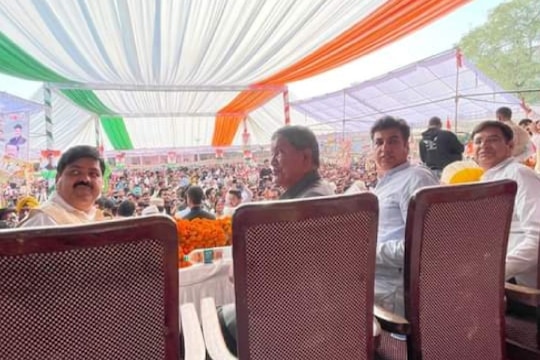 एक मंच पर कांग्रेस नेता गणेश गोदियाल, हरीश रावत, देवेंद्र यादव और प्रीतम सिंह.