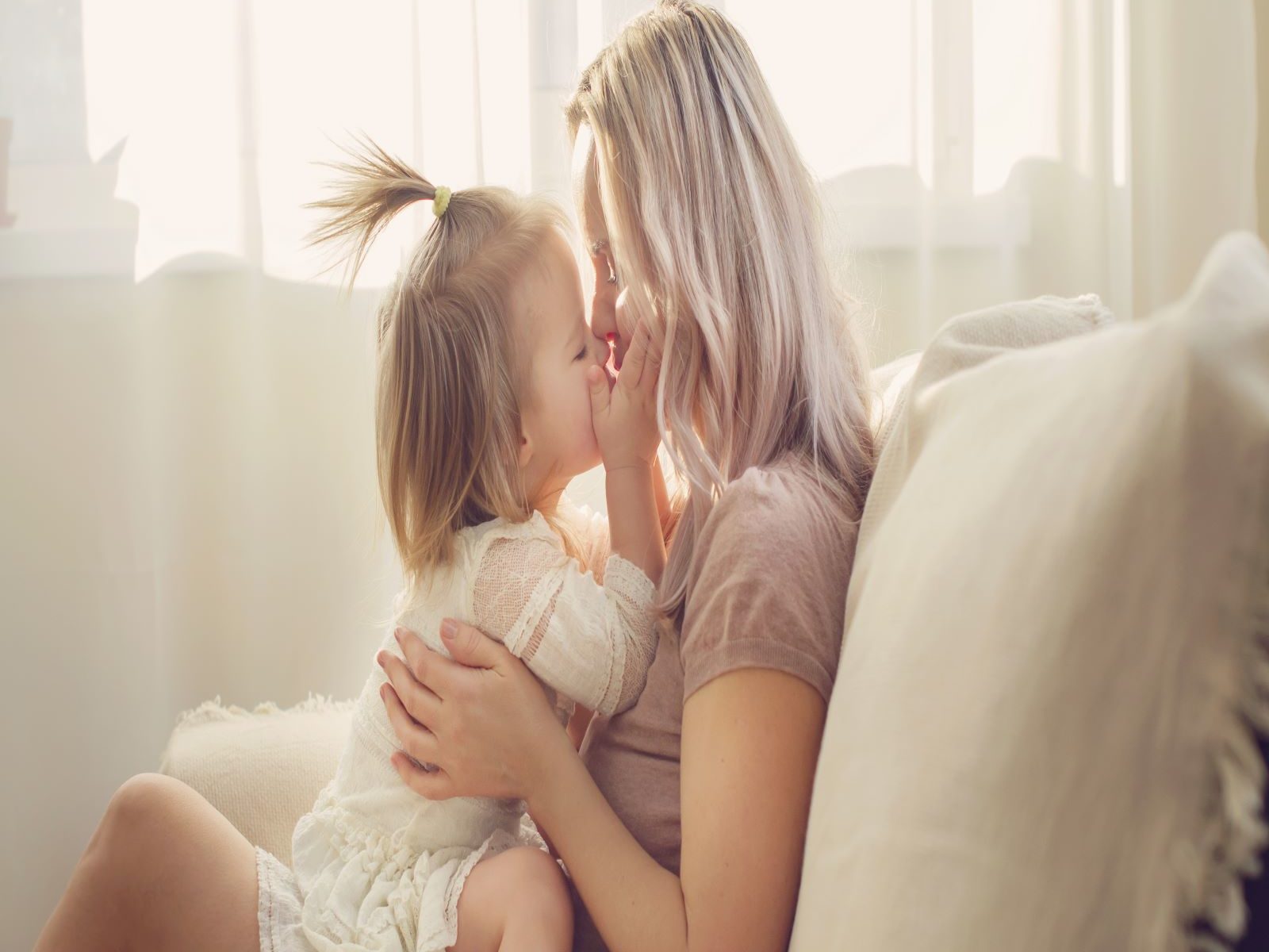 एक रोमांटिक जीवन की इच्छा आपके मातृत्व को कम नहीं करेगा. (Image-Shutterstock)
