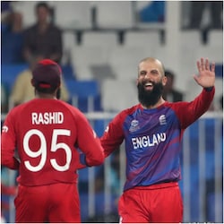  टी20 वर्ल्ड कप (T20 World Cup 2021) की बात की जाए तो इंग्लैंड की टीम ही अब तक सेमीफाइनल में पहुंच सकी है. टीम ने अब तक खेले चारों मुकाबले जीते हैं. टीम ने सोमवार को श्रीलंका को हराया. जोस बटलर ने शतक लगाकर टीम को जीत दिलाने में महत्वपूर्ण भूमिका निभाई. इंग्लैंड की टीम 2010 में टी20 वर्ल्ड कप का खिताब जीत चुकी है. (AP)