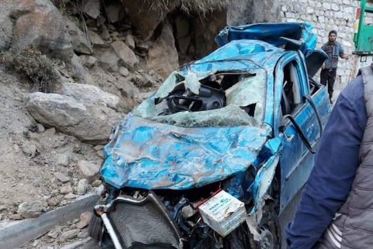 हिमाचल प्रदेश के किन्नौर में एक सड़क हादसे में 4 लोगों की मौत हो गई.