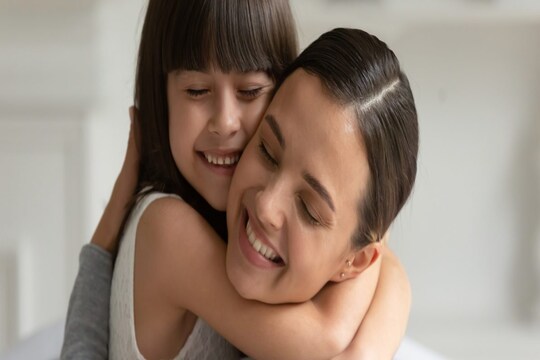 मां का स्पर्श टच थेरेपी का सबसे सुंदर उदाहरण है.  (Image: Shutterstock)