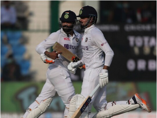 India vs New Zealand Test Series: श्रेयस अय्यर और रवींद्र जडेजा दोनों अर्धशतक लगाकर खेल रहे हैं. (AP)
