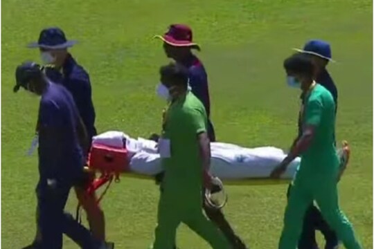 Sri Lanka vs West Indies 1st Test: वेस्टइंडीज के जेरेमी सोलोजानो डेब्यू टेस्ट में ही फील्डिंग के दौरान चोटिल हो गए. उन्हें स्ट्रेचर पर मैदान से बाहर ले जाया गया. (Johns Twitter)